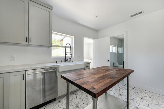 Building Photo - 2111 35th St