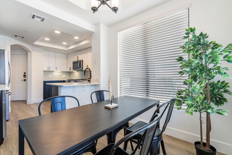 Building Photo - 15608 N 71st St