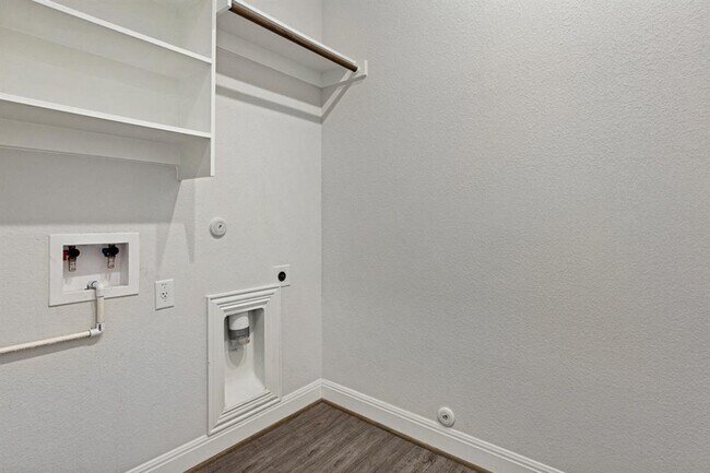 Building Photo - 727 Spinnaker Loop