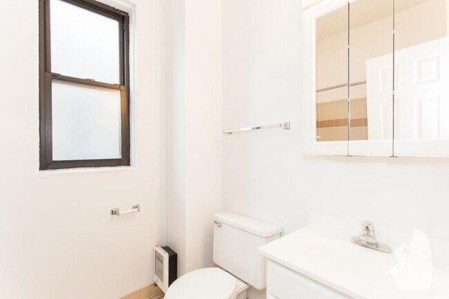 Building Photo - 0 bedroom in Chicago IL 60613