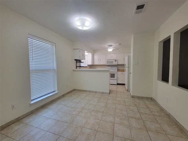 Building Photo - 2705 Riviera Dr