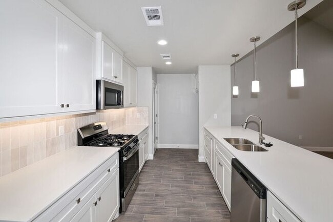 Building Photo - 7616 Woodford Ave