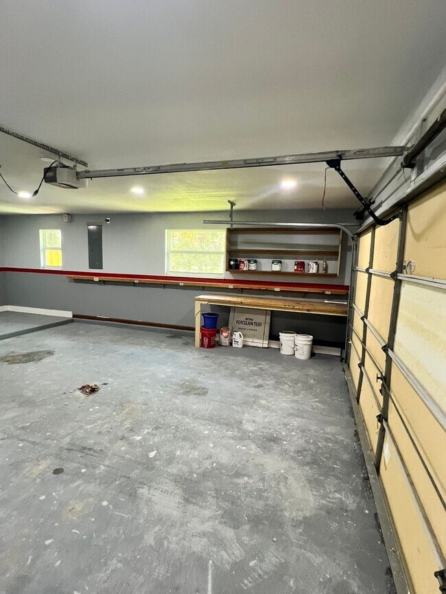 Building Photo - NEWLY RENOVATED 3 BEDROOM 2 BATH HOME- TIL...