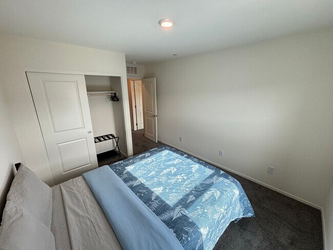 Building Photo - Charming 3Bed/2.5Bath/2Car Townhouse located in Northwest Las Vegas