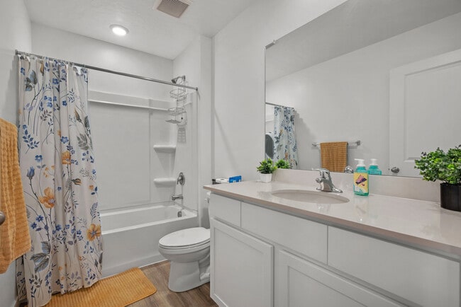 Building Photo - 988 W Broadleaf Dr