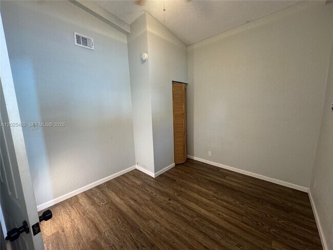 Building Photo - 823 NE 19th Ave