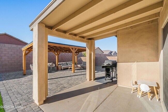 Building Photo - 890 W Calle Cajilla