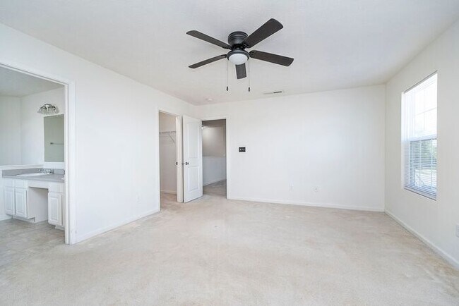 Building Photo - Spacious 3 Bed 2.5 Bath Home in Parks at W...