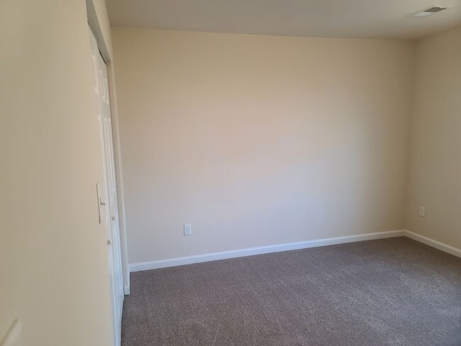 Building Photo - 3 Bedroom 2 1/2 bath ** End Unit** Townhome for Rent in Waynesboro