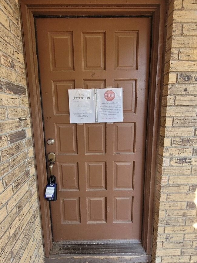 Building Photo - Spacious 3 bed 2 bath townhome!
