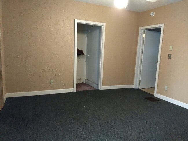 Building Photo - 3 Bedroom Duplex near Campus - Apply Today !!