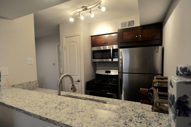 Building Photo - 4903-4911 Junius St