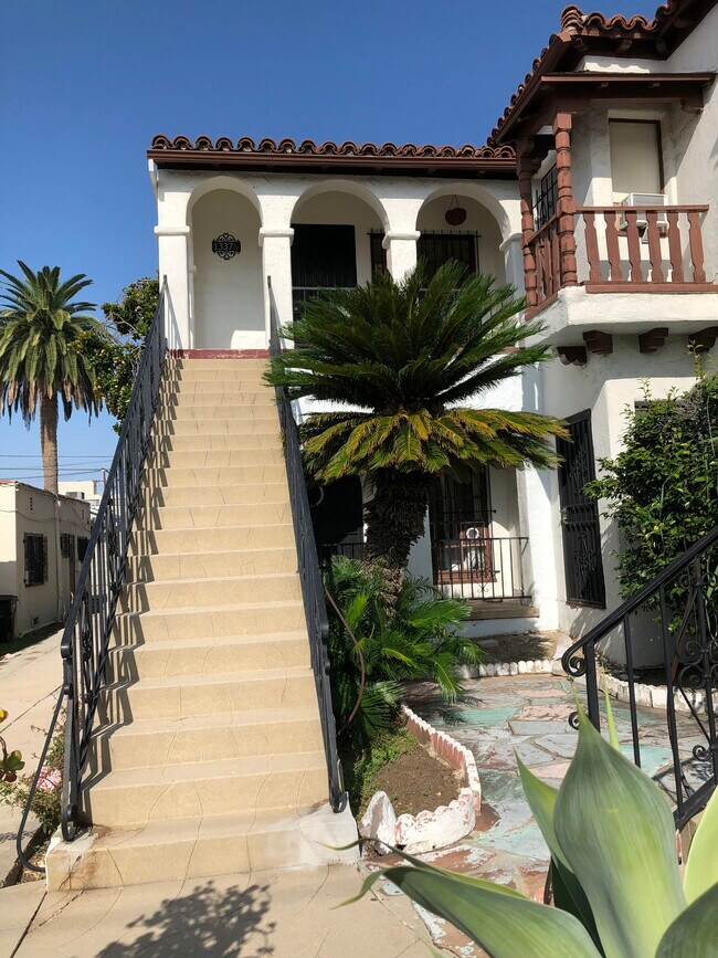 Primary Photo - 1337 N Mariposa Ave