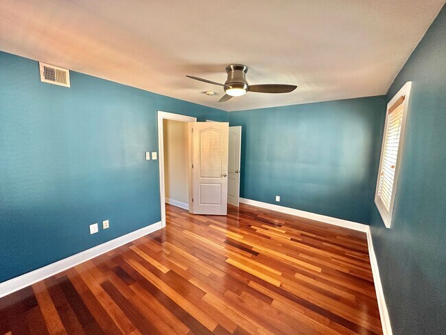 Building Photo - Enchanting Eckington 1 Bedroom Modern Condo w/Washer & Dryer