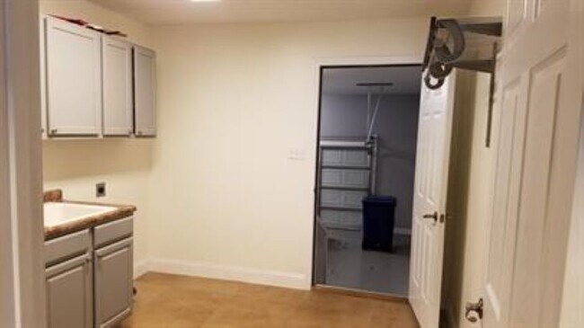 Building Photo - 2108 Cherokee Dr