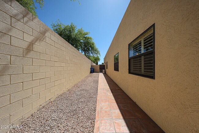 Building Photo - 7006 E Jensen St