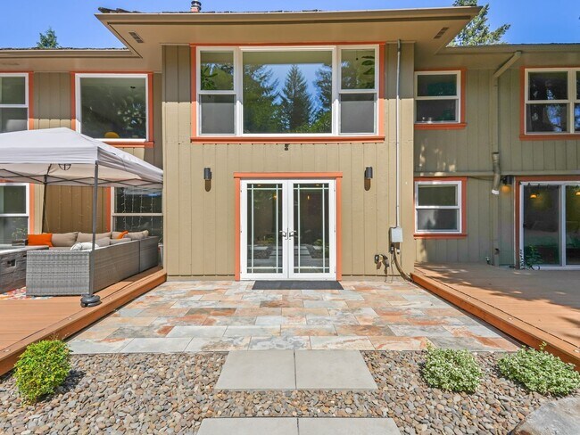Building Photo - Gorgeous Renovated SW Maplewood Neighborhood Home ~ Finished basement, Entertainers Backyard, nex...