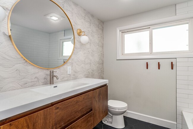 Building Photo - Beautiful 2 Bed 1 Bath House by CSU Campus!