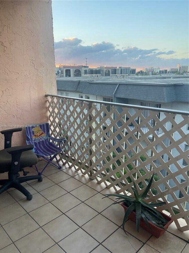 Building Photo - 6190 W 19th Ave