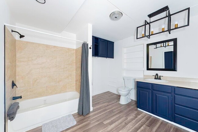 Building Photo - BEAUTIFUL CABIN STYLE HOME ACROSS FROM SILVER LAKE