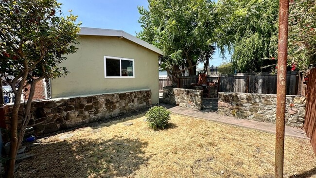 Building Photo - Large & Sunny House & Backyard in a Tranquill Neighborhood of El Cerrito