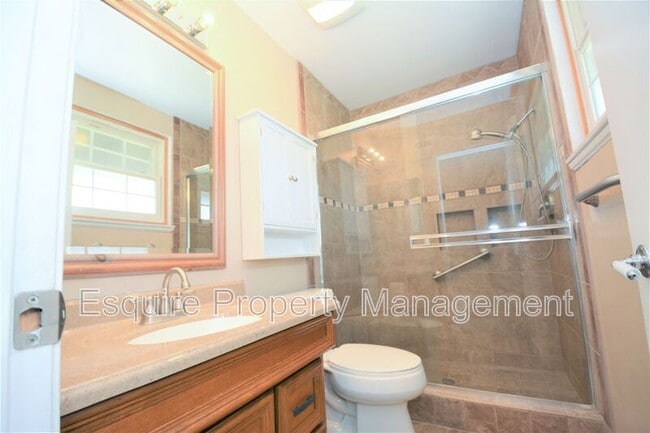 Building Photo - 730 Jay Ave