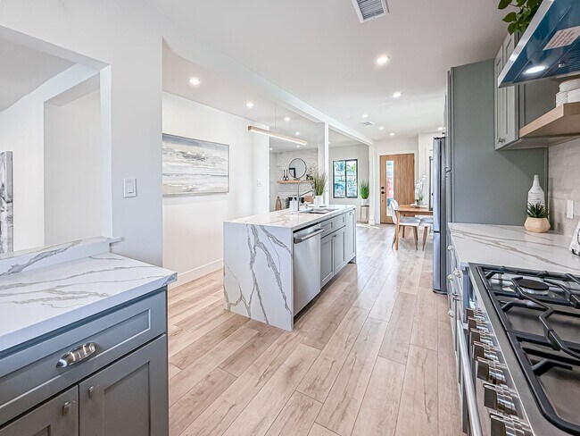 Building Photo - Upgraded 3+2 w/pool, gourmet kitchen + family room!