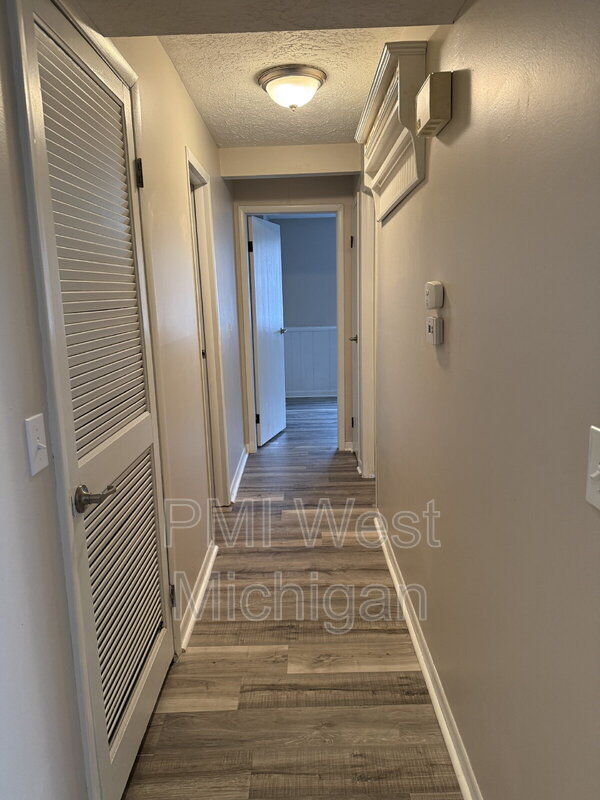 Building Photo - 5852 Shaw St