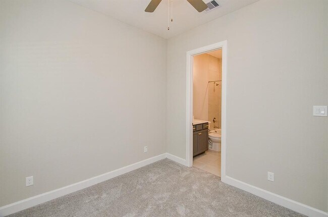 Building Photo - 13807 San Pasqual Pointe Dr