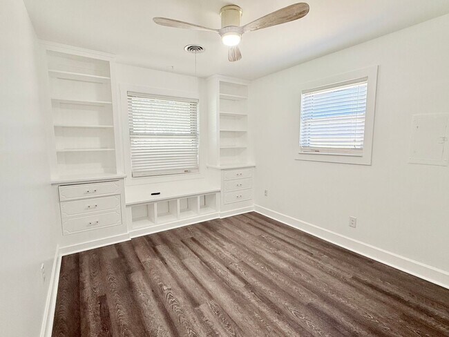 Building Photo - Beautiful 4 Bedroom Pool Home - Scenic Hei...