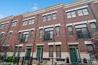 Building Photo - 1827 S Prairie Pkwy