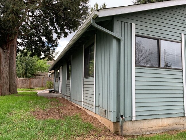 Building Photo - 3 Bed 2 Bath House~ Kenton Neighborhood~ Large Trees plus  W/D Hook Ups!