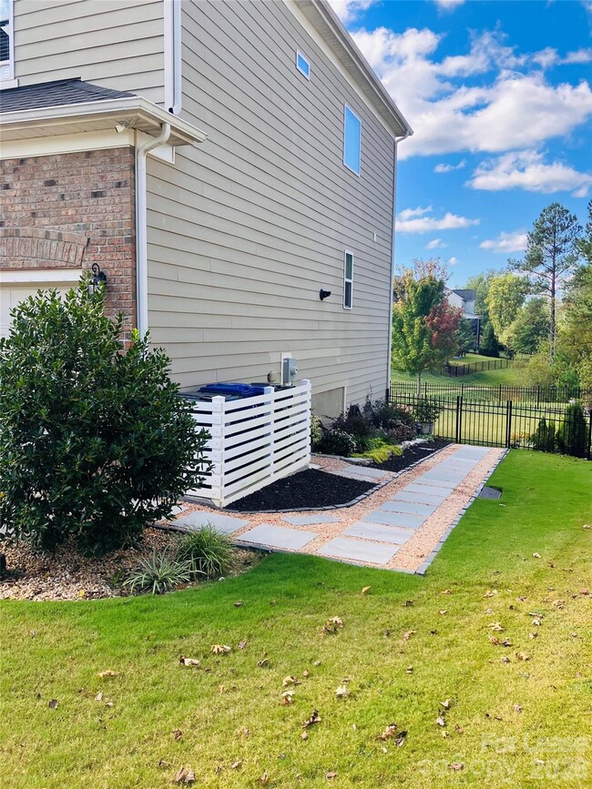 Building Photo - 8634 Shadetree St