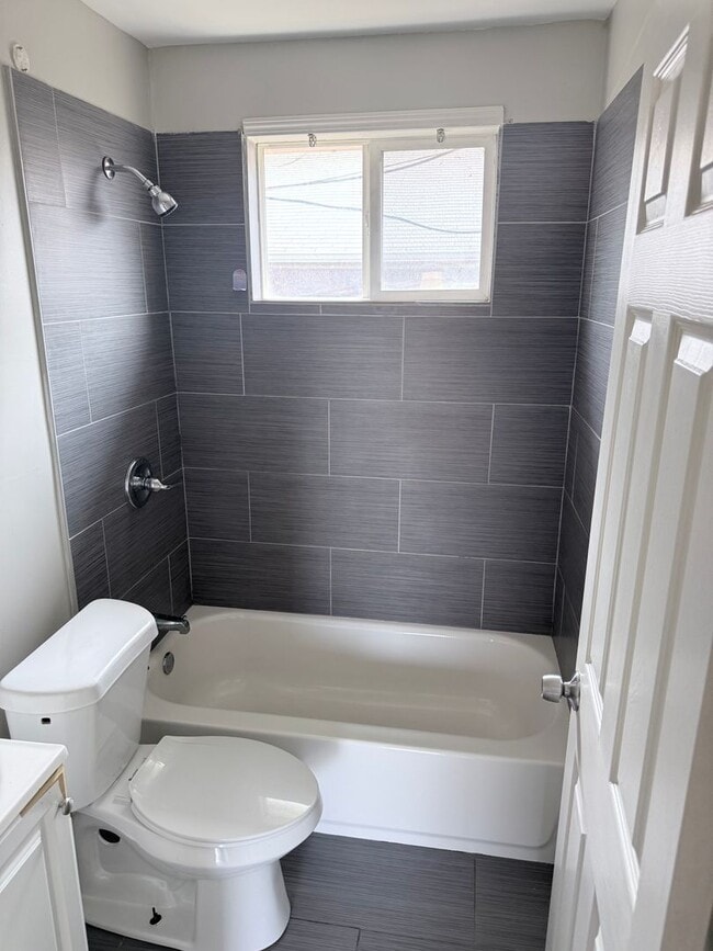 Building Photo - 1416 23rd Ave N