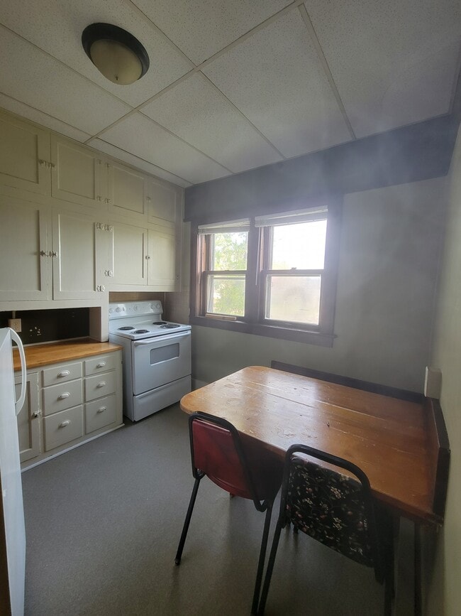 Building Photo - Best Apartments