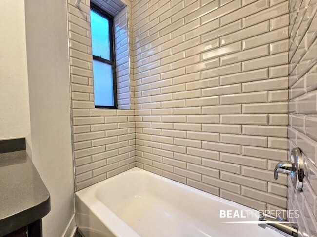 Building Photo - 3 bedroom in CHICAGO IL 60657