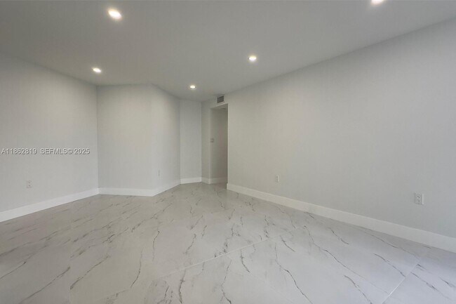 Building Photo - 18181 NE 31st Ct