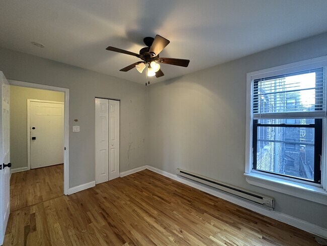 Building Photo - 4742 N Hermitage Ave