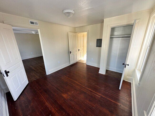 Building Photo - Top Floor, Renovated 1 Bedroom Apartment-York City SD