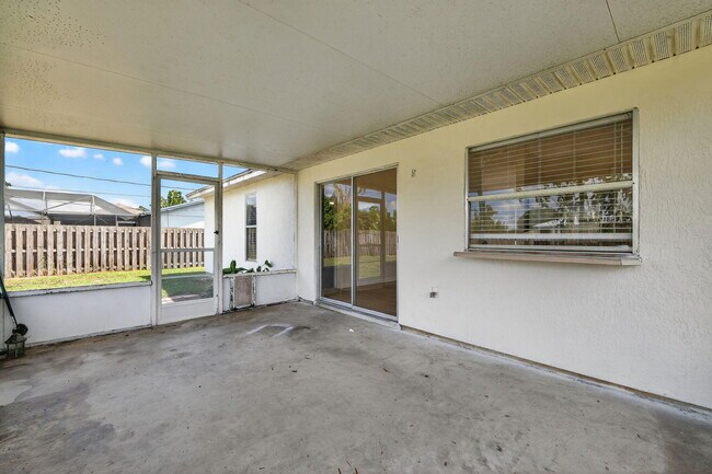 Building Photo - 561 SE Karrigan Terrace