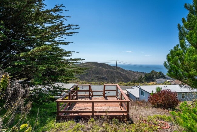 Building Photo - Pacific Ocean and Hillside Views