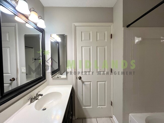 Building Photo - 844 Bentley Dr