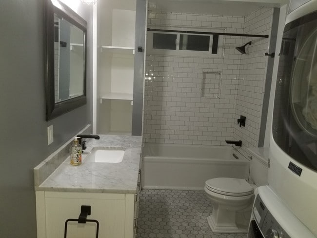 Main bath - 4436 Kingswell Ave