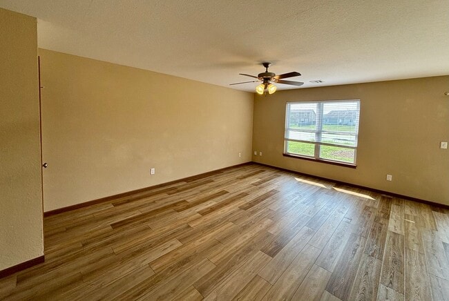 Building Photo - Spacious 4 Bed / 2.5 Bath in Quiet Neighborhood