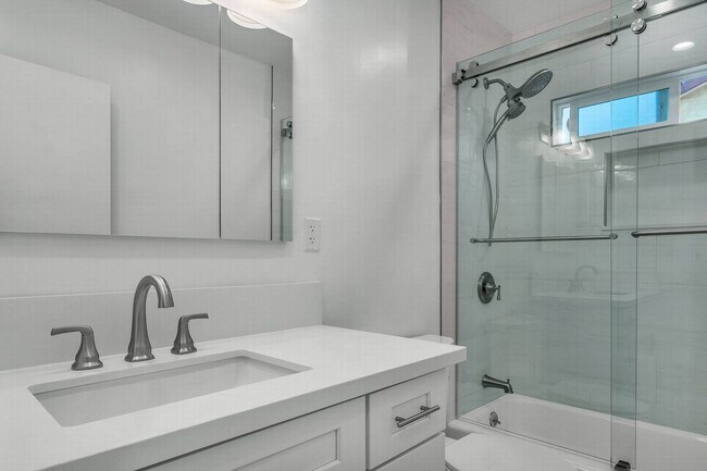 Building Photo - Stunning 2+2 in a mid-century complex