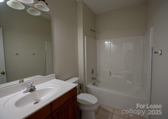 Building Photo - 247 Montibello Dr