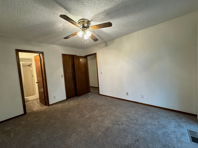 Building Photo - 3 bedroom 2 bathroom duplex In Broken Arrow!