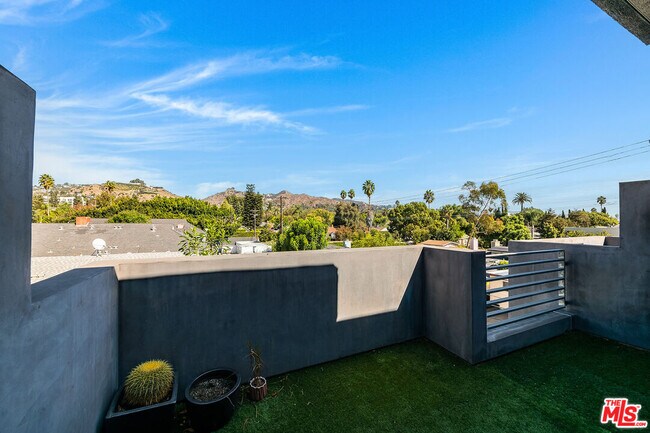 Building Photo - 1220 N Orange Grove Ave
