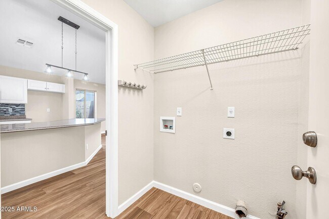 Building Photo - 3124 E Roveen Ave