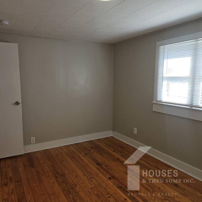 Building Photo - 250 Kirkland Ave